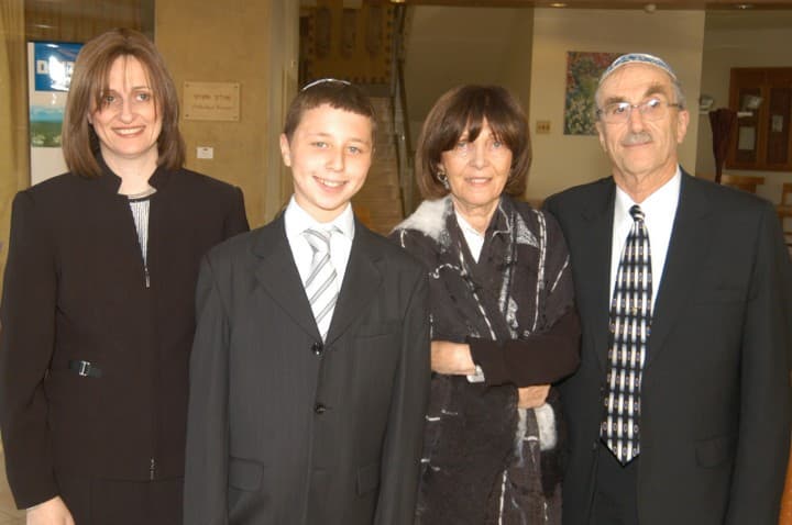 Ronén junto a su tía y sus abuelos.