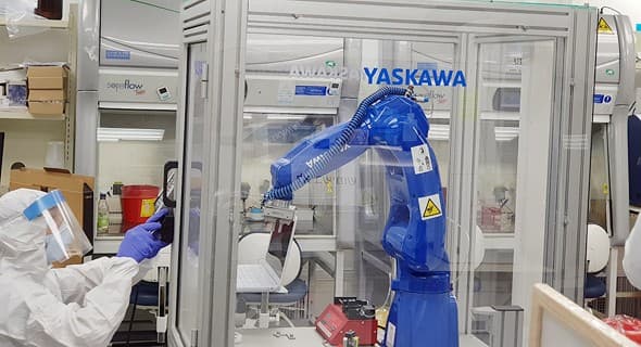 El brazo robótico Yaskawa para pruebas de  COVID-19. 