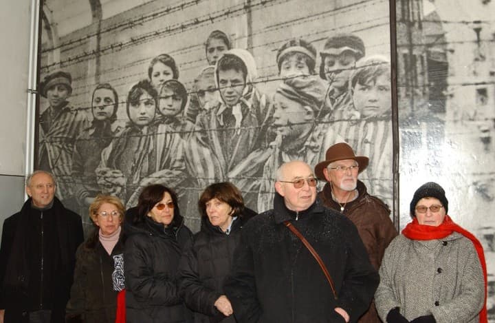 Eva y su hermana (en el centro) junto a otros sobrevivientes que fueron fotografiados cuando fueron liberados.