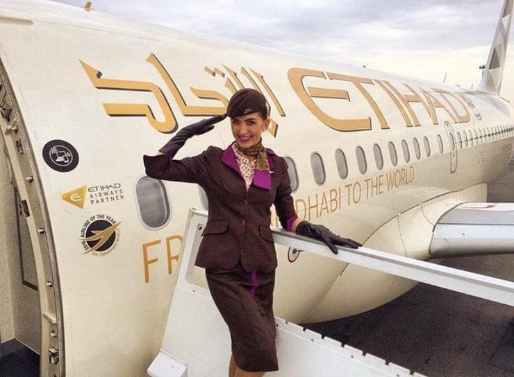 Azafata de la aerolínea emiratí Etihad. 