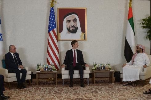 El asesor de seguridad nacional Meir Ben-Shabbat, el asesor principal del presidente de Estados Unidos Jared Kushner, y el asesor de seguridad nacional de los EAU, el jeque Tahnoun bin Zayed Al Nahyan, celebran una reunión en Abu Dhabi. (Foto: GPO) El asesor de seguridad nacional Meir Ben-Shabbat, el asesor principal del presidente de Estados Unidos Jared Kushner, y el asesor de seguridad nacional de los EAU, el jeque Tahnoun bin Zayed Al Nahyan, celebran una reunión en Abu Dhabi.