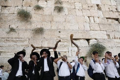 Ejecución del shofar en el Muro Occidental en Rosh Hashaná antes de la pandemia. 