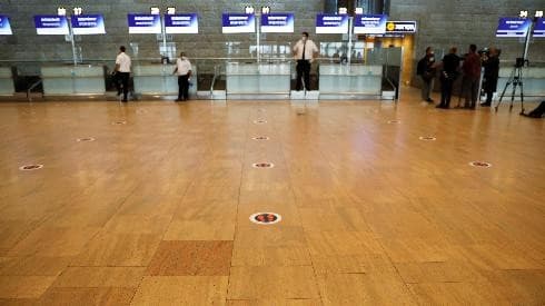 El aeropuerto Ben Gurión, casi vacío; con las marcas de distanciamiento social en el piso. (Reuters ) El aeropuerto Ben Gurión, casi vacío; con las marcas de distanciamiento social en el piso.