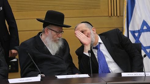 Yaakov Litzman, de Yahadut Hatora (izquierda), y Aryeh Deri, de Shas. (Alex Kolomoisky) Los ultraortodoxos Yaakov Litzman y Aryeh Deri.