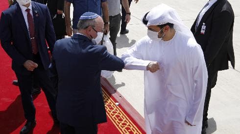 Saludo protocolar entre la delegación israelí y la emiratí durante la visita que la comitiva de Israel realizó a los Emiratos Arabes Unidos hace dos semanas. (EPA) Saludo protocolar entre la delegación israelí y la emiratí durante la visita que la comitiva de Israel realizó a los Emiratos Arabes Unidos.
