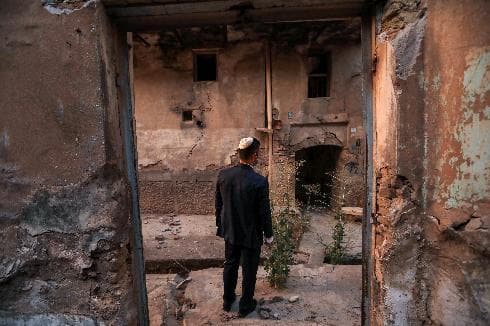 Un hombre judío iraquí se para sobre las ruinas de una antigua sinagoga en Erbil. (AFP) Un hombre judío iraquí se para sobre las ruinas de una antigua sinagoga en Erbil.