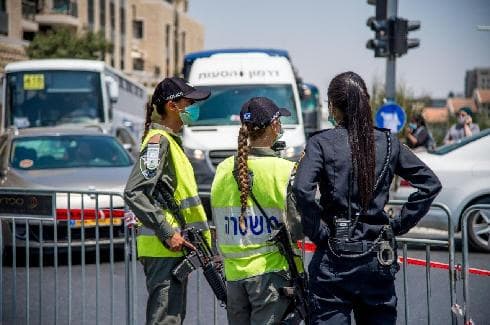 Desde el viernes los israelíes no podrán circular más de 500 metros. (Yoav Dudkevitch) La policía de Jerusalem controla el cumplimiento de los cierres establecidos.