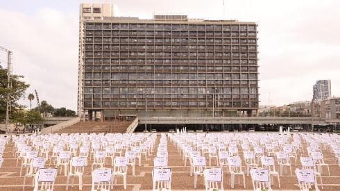 Instalación de sillas vacías con la Municipalidad de Tel Aviv de fondo. (Motti Kimchi) Instalación de sillas vacías con la Municipalidad de Tel Aviv de fondo.