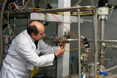 Un inspector del OIEA desarrolla sus tareas en la instalación nuclear de Natanz. (AP) Un inspector del OIEA desarrolla sus tareas en la instalación nuclear de Natanz.
