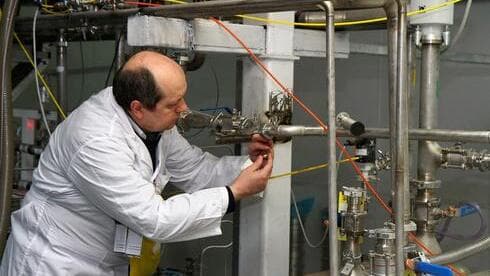 Un inspector del OIEA desarrolla sus tareas en la instalación nuclear de Natanz. 