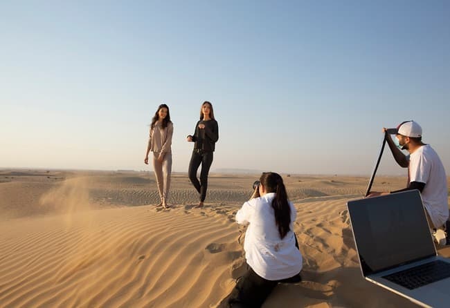 La modelo israelí y una colega posan en el desierto de Dubai.