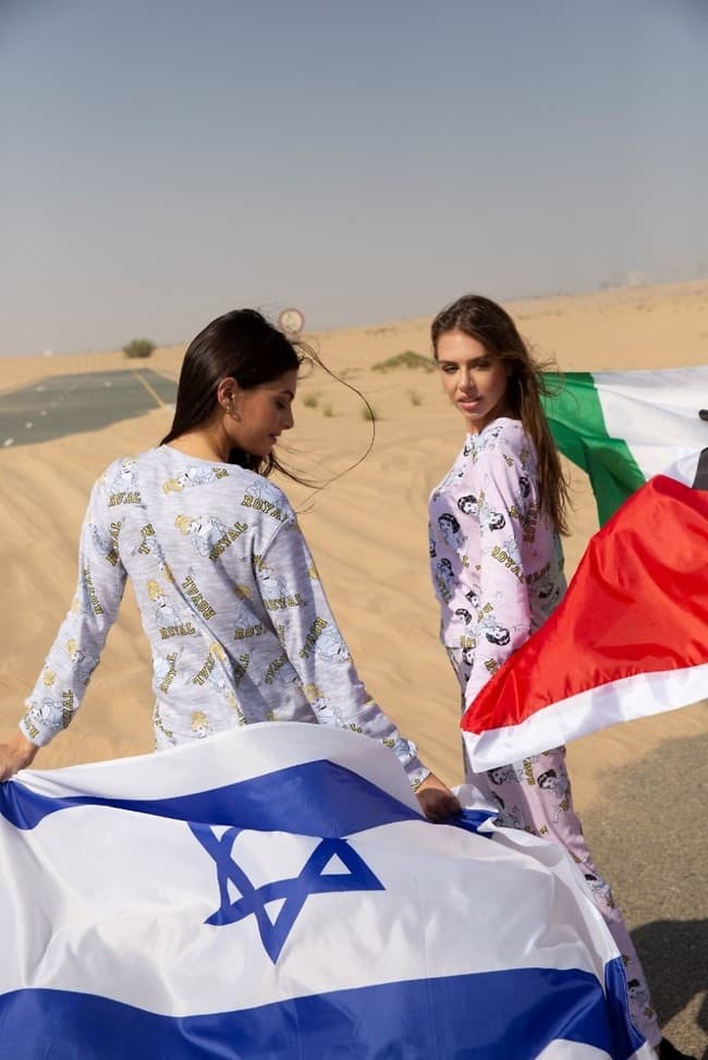 La bandera de Israel sostenida por la modelo Mai Tagar en el desierto de Dubai. (Omri Rozengrat) La bandera de Israel sostenida por la modelo Mai Tamar en el desierto de Dubai.