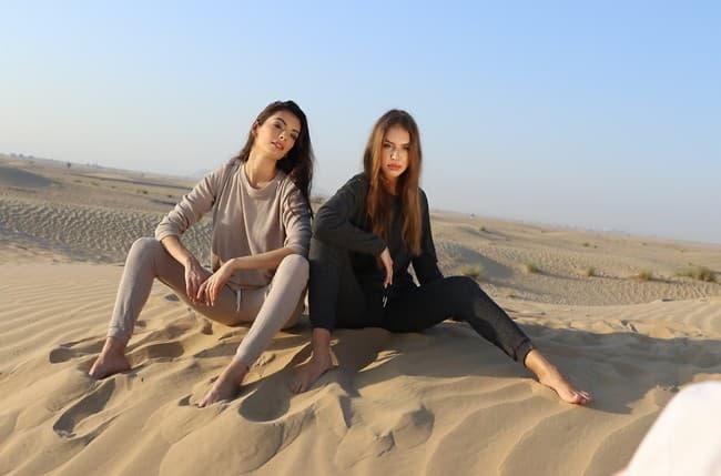 Mai Tamar y la modelo local Anastasia Benderanka.