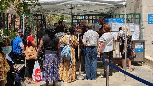 Israelíes haciendo cola en las oficinas del Instituto Nacional de Seguros en Petah Tikva. (Foto: Yariv Katz) Israelíes haciendo cola en las oficinas del Instituto Nacional de Seguros en Petah Tikva.