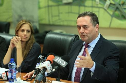 La directora general del Ministerio de Finanzas, Keren Terner-Eyal, y el ministro de Finanzas, Israel Katz. (Orel Cohen) La directora general del Ministerio de Finanzas, Keren Terner-Eyal, y el ministro de Finanzas, Israel Katz.