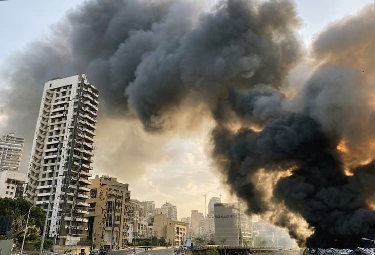 El incendio en el puerto de Beirut revivió el terror de la trágica explosión del 4 de agosto. (AFP) Beirut Puerto Líbano