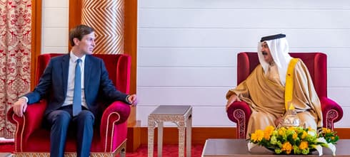 Jared Kushner con el rey de Bahrein, Hamad bin Isa Al Khalifa, durante una reunión el año pasado. (Foto: AFP) Asesor presidencial de Estados Unidos Jared Kushner con el rey de Bairén Hamad bin Isa Al Khalif.
