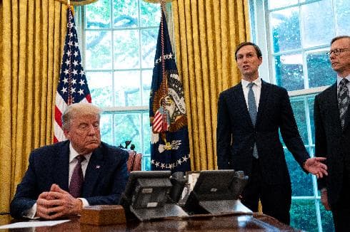 El presidente de Estados Unidos, Donald Trump, y su asesor principal, Jared Kushner, en el momento de hacer el anuncio del acuerdo de paz entre Israel y Bahrein. (AFP) El presidente de Estados Unidos, Donald Trump, y su asesor principal, Jared Kushner, en el momento de hacer el anuncio del acuerdo de paz entre Israel y Bahrein.