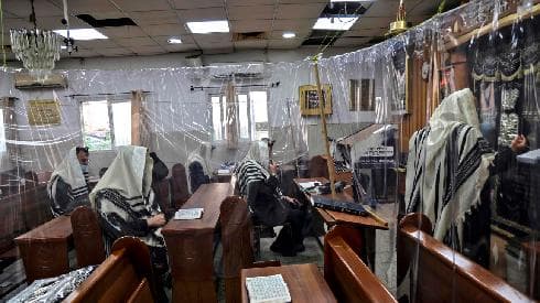 Una sinagoga en Bnei Brak que cumple con las directivas sanitarias por el coronavirus. (AFP) Una sinagoga en Bnei Brak que cumple con las directivas sanitarias por el coronavirus.