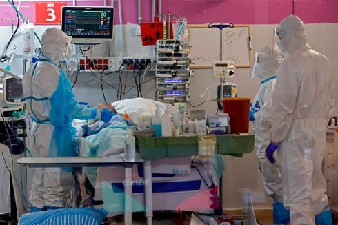 La sala de coronavirus en el Centro Médico Sheba. Los pacientes que ingresan a UCI sigue en aumento. (AFP) La sala de coronavirus en el Centro Médico Sheba.