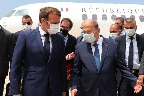 El presidente del Líbano, Michel Aoun (izq.), Da la bienvenida al presidente francés, Emmanuel Macron (der.), A su llegada al aeropuerto de Beirut, Líbano. 