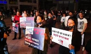 Propietarios de empresas israelíes que protestan en Tel Aviv por el manejo del gobierno de la crisis del coronavirus. 