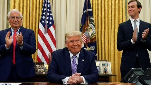 El embajador de Estados Unidos en Israel, el presidente Donald Trump y WH Aid Jared Kushner, tras el anuncio del acuerdo de Israel con los Emiratos Árabes Unidos. (Reuters) El embajador de Estados Unidos en Israel, el presidente Donald Trump y WH Aid Jared Kushner, tras el anuncio del acuerdo de Israel con los Emiratos Árabes Unidos.