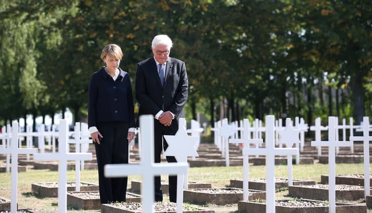 El presidente Frank Walter-Steinmeier y su esposa, Elke Büdenbender, en el cementerio militar que recuerda la masacre. (AFP) El presidente Frank Walter-Steinmeier y su esposa.