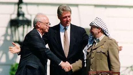 El primer ministro Yitzhak Rabin, el presidente Clintos de Estados Unidos y el líder palestino Yasser Arafat en la firma de los Acuerdos de Oslo en 1993. 