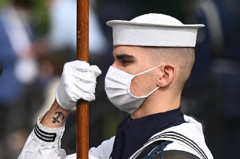 Soldado estadounidense con mascarilla para evitar la propagación del COVID-19. (AFP) Soldados EE.UU.