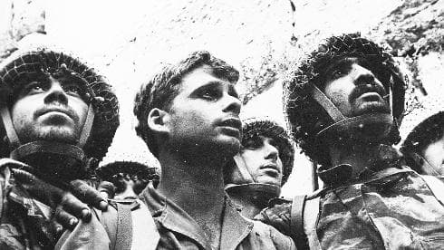 Foto icónica de paracaidistas israelíes en el Muro Occidental después de conquistar la Ciudad Vieja de Jerusalem en la Guerra de los Seis Días. (David Rubinger) Foto icónica de paracaidistas israelíes en el Muro Occidental después de conquistar la Ciudad Vieja de Jerusalem en la Guerra de los Seis Días.