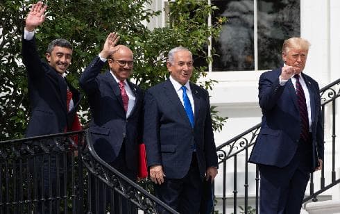 Las sonrisas de Netanyahu y los cancilleres árabes, junto al característico puño cerrado de Trump. (AFP) Trump Netanyahu EAU Bahrein Acuerdo Abraham