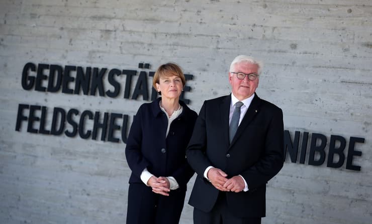 El presidente Frank Walter-Steinmeier y su esposa, Elke Büdenbender, en la entrada del centro de documentación inaugurado. (AFP) El presidente Frank Walter-Steinmeier y su esposa.