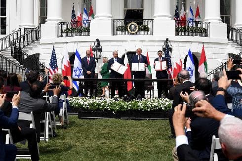 Los invitados a la Casa Blanca buscan capturar un recuerdo personal de la ceremonia. (Abi Ohyon) Casa Blanca Acuerdo Abraham