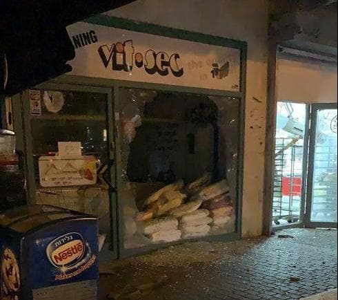 Heridos y daños cerca de un centro comercial de Ashdod. 