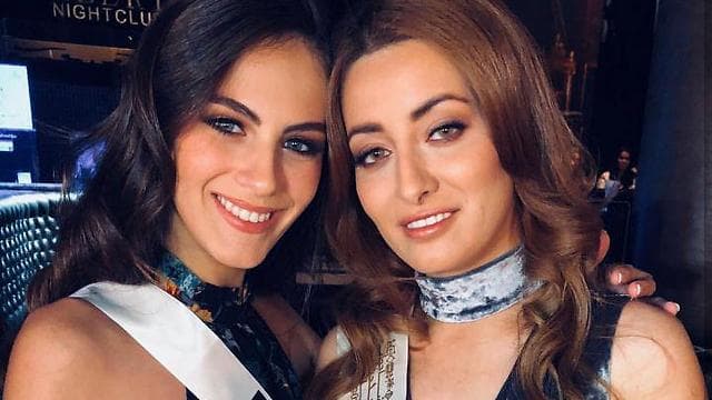 La foto de Sarah Idan con Miss Israel en 2017 que despertó la furia de muchos iraquíes. La foto de Sarah Idan con Miss Israel en 2017 que despertó la furia de muchos iraquíes.