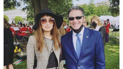 Sarah Idan con el jefe del Mossad, Yossi Cohen, durante la ceremonia de ayer en Washington. (@RealSarahIdan) Sarah Idan con el jefe del Mossad, Yossi Cohen, durante la ceremonia de ayer en Washington.