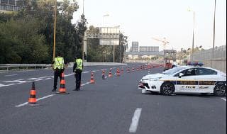 La policía impone las restricciones en el primer cierre de abril. 