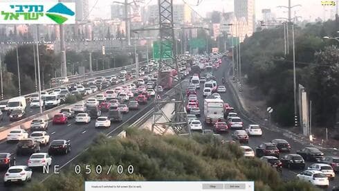 Autopista israelí colapsada antes del cierre general. 