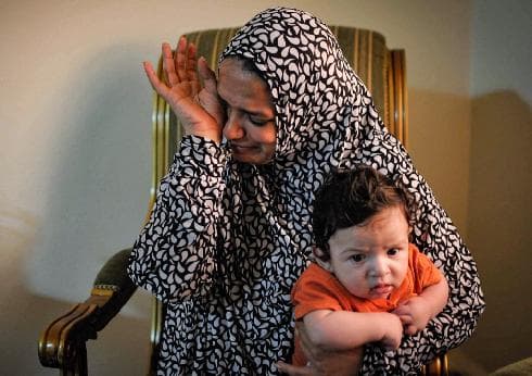 El desconsuelo deSuad Mohamad tras la muerte de su esposo en una barca clandestina. 