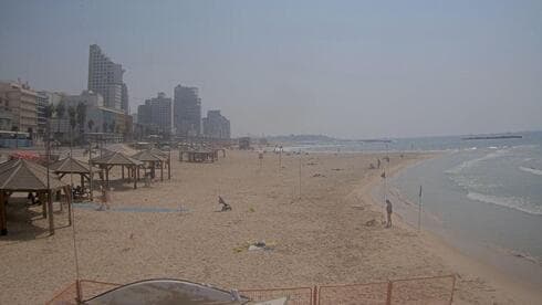 Playa casi desierta en Tel Aviv a minutos de que empiece a regir el cierre general. (Ynet) Playa