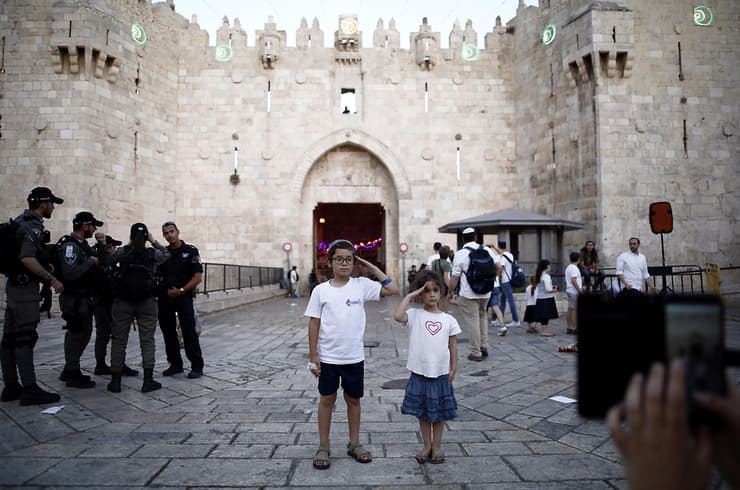 Los niños saludan a las fuerzas de seguridad de guardia en la entrada de la Ciudad Vieja de Jerusalem durante Yom Kipur. (Reuters) Los niños saludan a las fuerzas de seguridad de guardia en la entrada de la Ciudad Vieja de Jerusalem durante Yom Kipur.