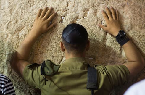 Un soldado de las FDI reza en el Muro Occidental en Jerusalén durante Yom Kipur. (EPA) Un soldado de las FDI reza en el Muro Occidental en Jerusalén durante Yom Kipur.