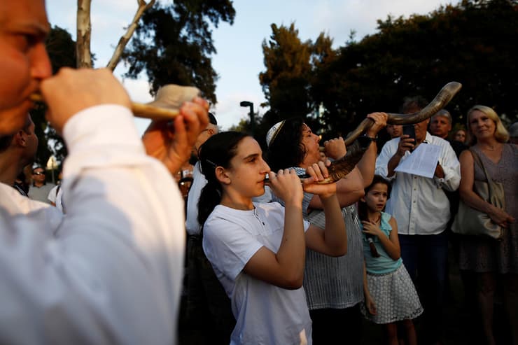 Personas tocando el shofar en Rosh Hashaná en Tel Aviv. 