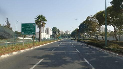 Una calle de Petah Tikva vacía por el cierre general impuesto en el país.
