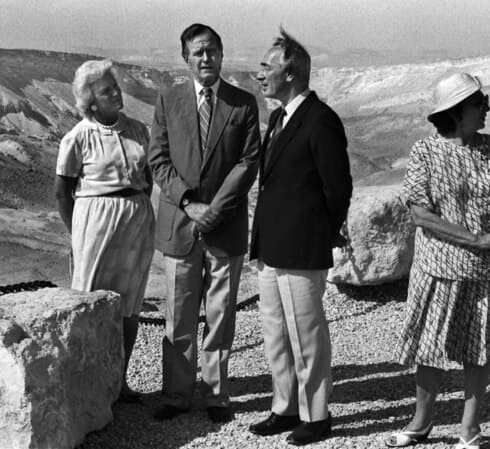 Shimon y Sonia Peres junto a George Bush padre y su esposa Barbara en el Negev. (EPA) Shimon y Sonia Peres junto a George Bush padre y su esposa Barbara en el Negev.