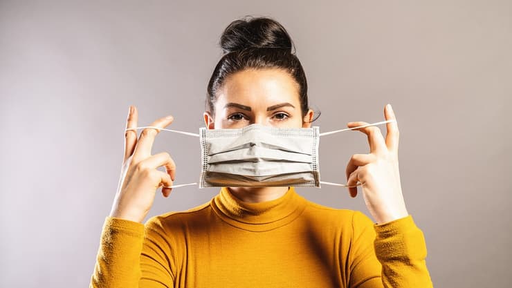 La máscara detiene un 80-90% de las particulas virales de una persona infectada. (Shutterstock) La máscara detiene un 80-90% de las particulas virales de una persona infectada.