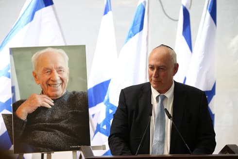 Hemi Peres, hijo del líder israelí, durante la ceremonia virtual en homenaje a su padre. (Ohad Zvigenberg) Hemi Peres, hijo del líder israelí, durante la ceremonia virtual en homenaje a su padre.