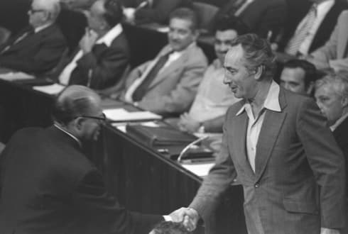 Shimon Peres saluda a Menahem Begin, entonces líder del Likud, en las elecciones de 1977. (Milner Moshe) Shimon Peres saluda a Menahem Begin, entonces líder del Likud, en las elecciones de 1977.