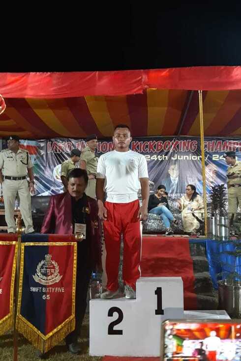 Obed recibe una medalla en la India. 